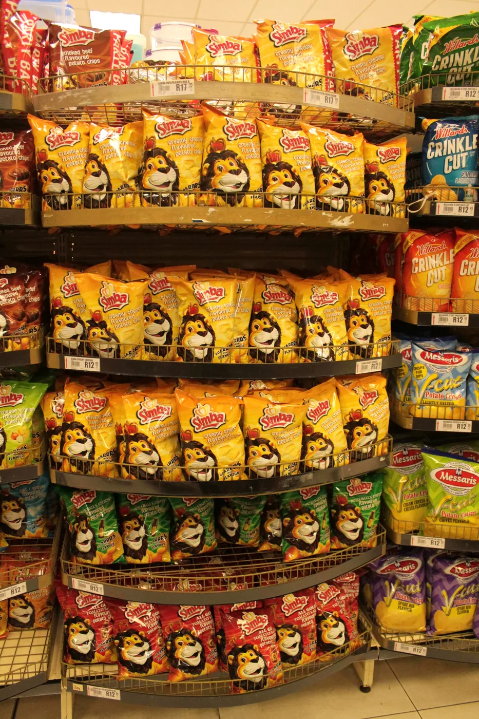 Freestanding snack merchandising rack
